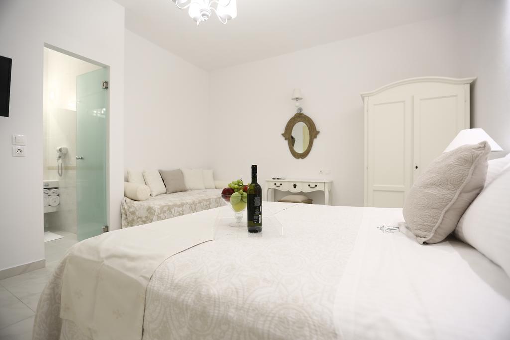 The White Suites Adámas Rom bilde