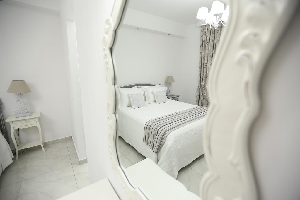The White Suites Adámas Rom bilde